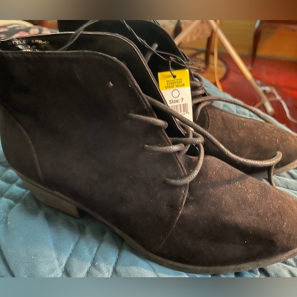 New With Tags Size 7 Women’s Lace Up Booties - Picture 1 of 5